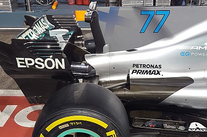 Mercedes: cofano molto chiuso in coda, ma c'è la ciminiera sulla pinna
