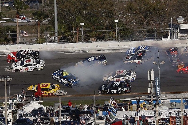 Jimmie Johnson, Hendrick Motorsports Chevrolet, crash