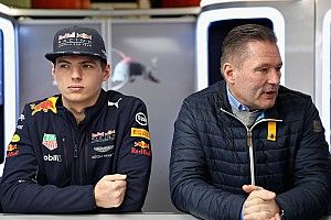 Pai de Verstappen completa 48 anos; relembre o dia que em o holandês "pegou fogo" na F1