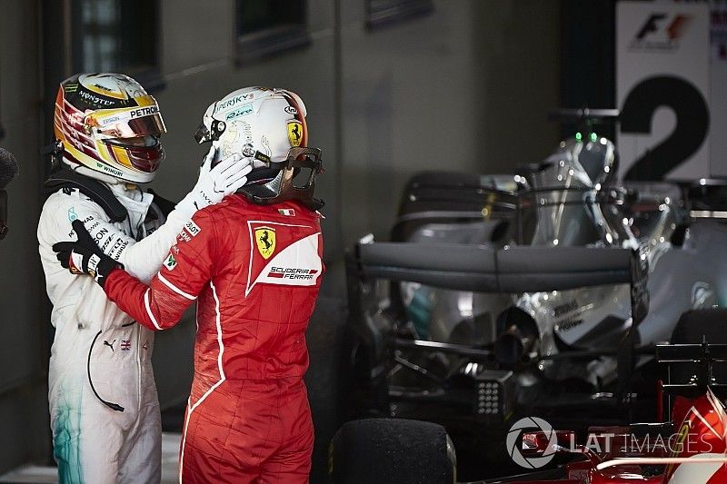 Sebastian Vettel, Ferrari, vainqueur et Lewis Hamilton, Mercedes AMG, deuxième, se félicitent dans le Parc Fermé