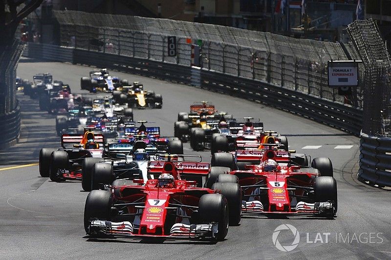 Kimi Raikkonen, Ferrari SF70H, Sebastian Vettel, Ferrari SF70H, Valtteri Bottas, Mercedes AMG F1 W08, at the start of the race