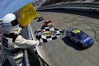 Джонсон выиграл гонку NASCAR, закончившуюся крупной аварией