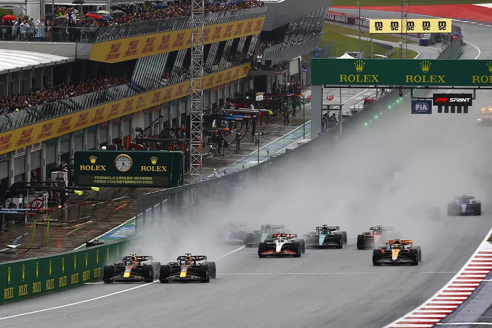 Max Verstappen, Red Bull Racing RB19, Sergio Perez, Red Bull Racing RB19, Nico Hulkenberg, Haas VF-23, Lando Norris, McLaren MCL60, the rest of the field at the start of the Sprint