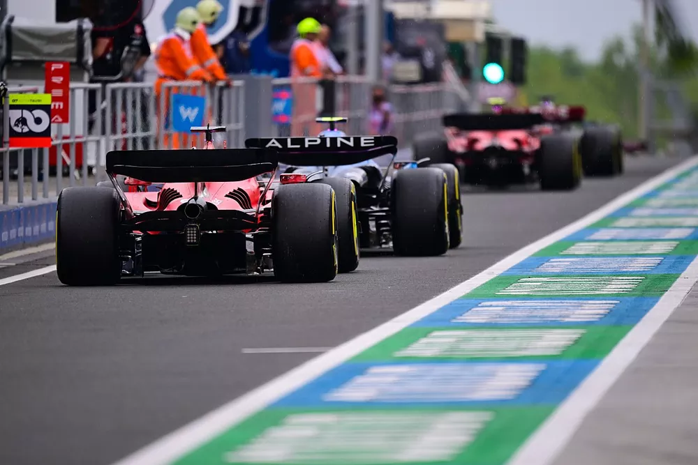 Pierre Gasly, Alpine A523, Charles Leclerc, Ferrari SF-23, en boxes