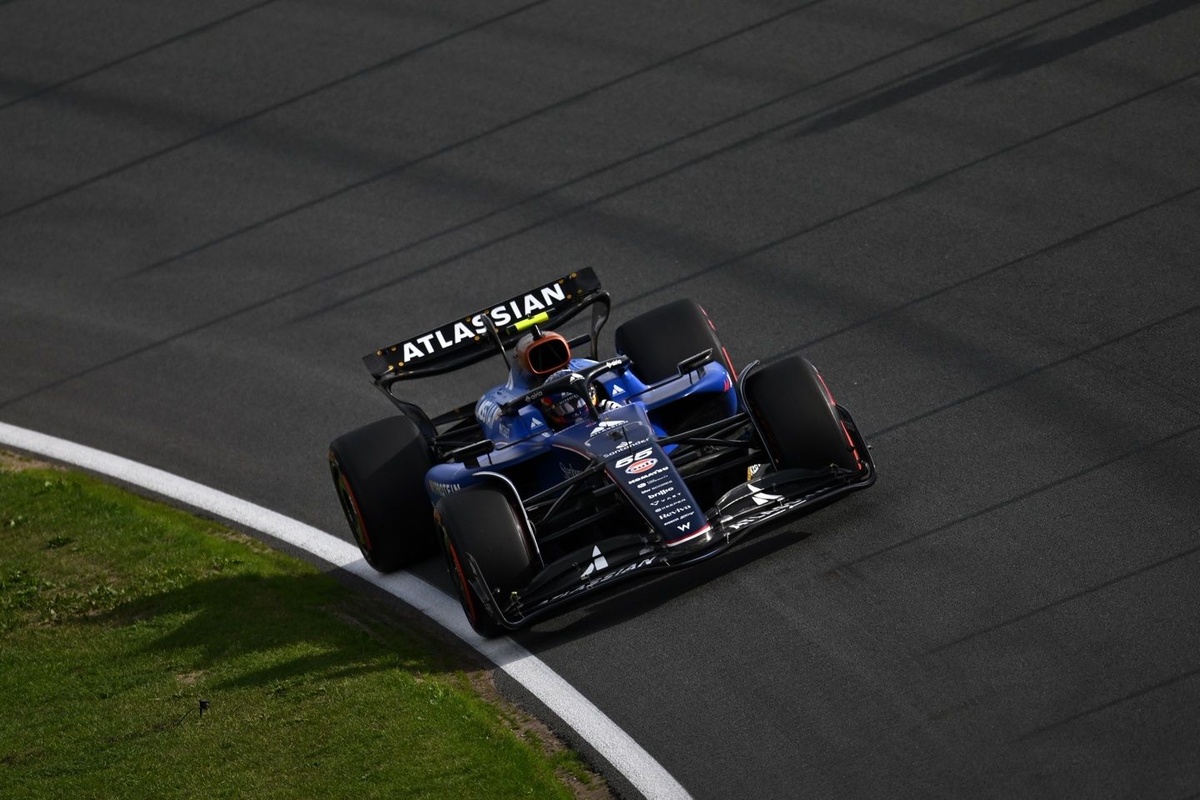 希少　サイン付き　オランダアムステルダムFIAスポーツカー選手権　写真集 マクラーレンMP4-24にセナのブロンズ像も…FIA慈善オークション、落札