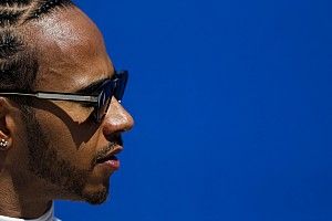 Hamilton szerint a szerénység viszi előre a Mercedest