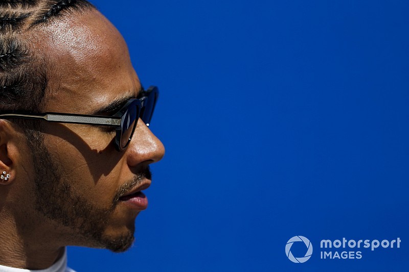 Hamilton szerint a szerénység viszi előre a Mercedest
