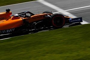 Gridstraf Sainz van drie plaatsen wegens ophouden van Albon