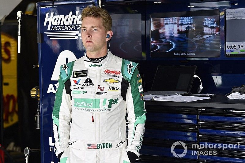 William Byron logra la pole en Charlotte