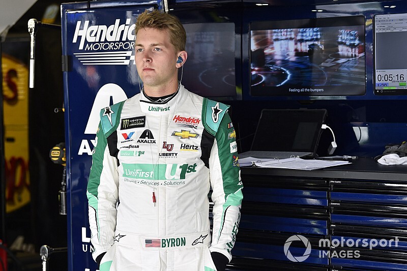 William Byron logra la pole en Charlotte