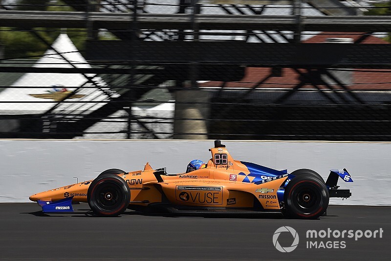 Алонсо показал 32-е время на первой тренировке перед Indy 500. У машины проблемы с электрикой