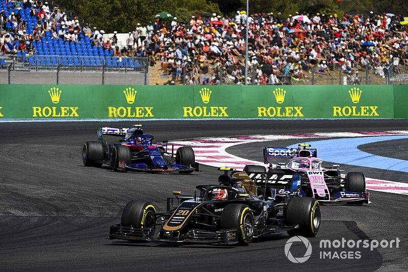 Kevin Magnussen, Haas F1 Team VF-19, leads Lance Stroll, Racing Point RP19, and Alexander Albon, Toro Rosso STR14