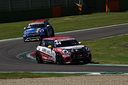 MINI Challenge, Imola, Gara 2: Gentili fa festa, ma Sandrucci allunga