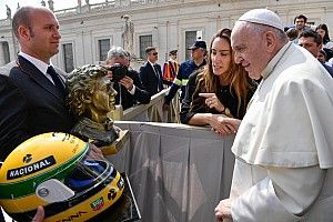 Escultura e capacete de Senna são recebidos pelo Papa Francisco no Vaticano