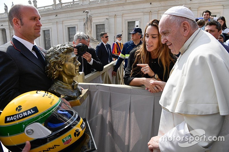 El Papa Francisco recibe la escultura y un casco de Senna