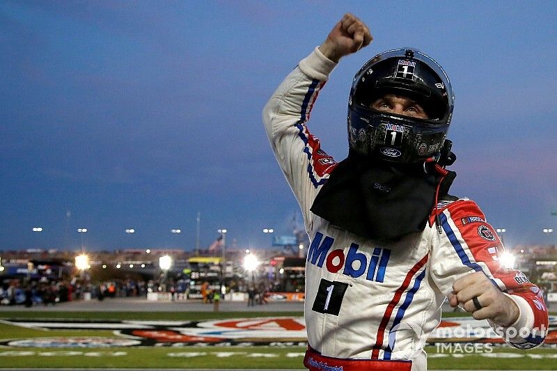 Race winner Kevin Harvick, Stewart-Haas Racing, Ford Fusion Mobil 1