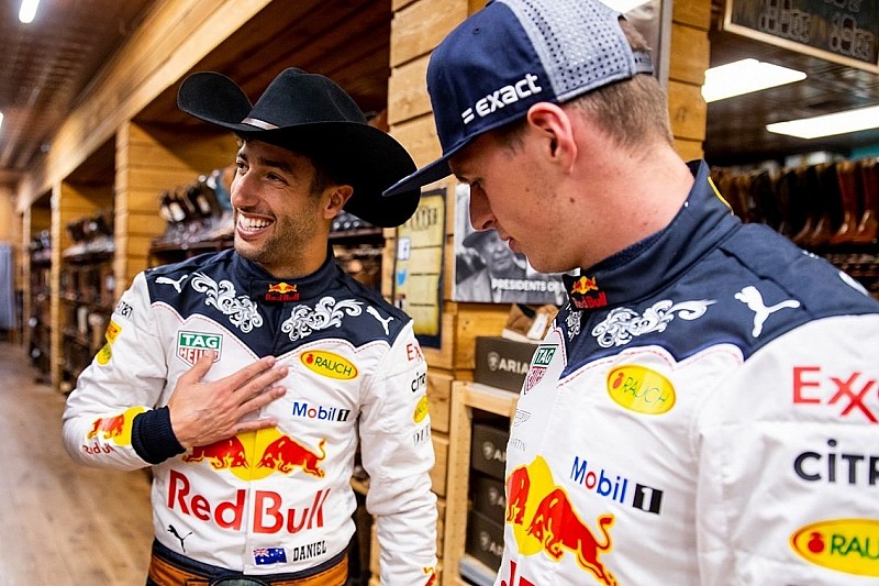 Гонщиков Red Bull переодели в «ковбойские» комбинезоны