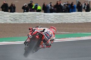 Márquez domina bajo la lluvia en el arranque de Valencia
