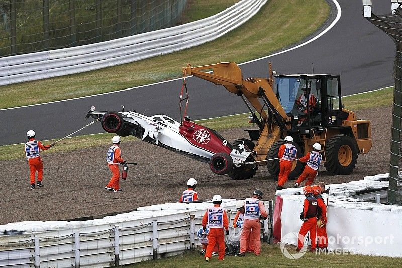 The crashed car of Marcus Ericsson, Sauber C37 is recovered on Q1 