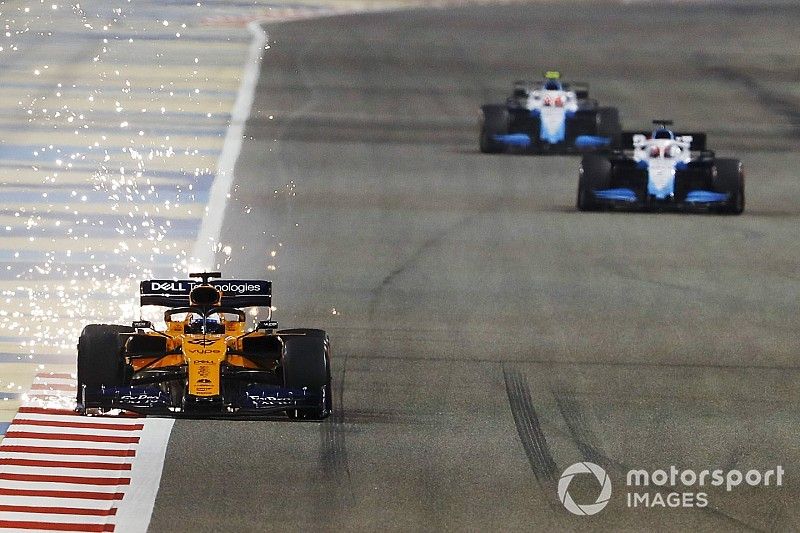 Des étincelles sur la McLaren MCL34 de Carlos Sainz Jr, qui précède George Russell, Williams Racing FW42, et Robert Kubica, Williams FW42