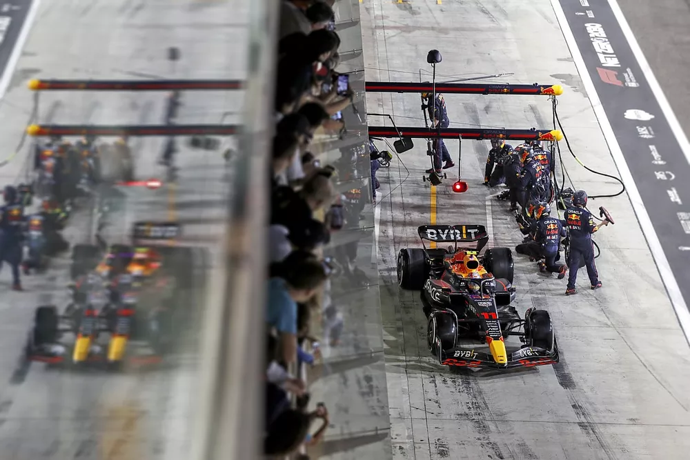Sergio Perez, Red Bull Racing RB18, fait un arr&ecirc;t