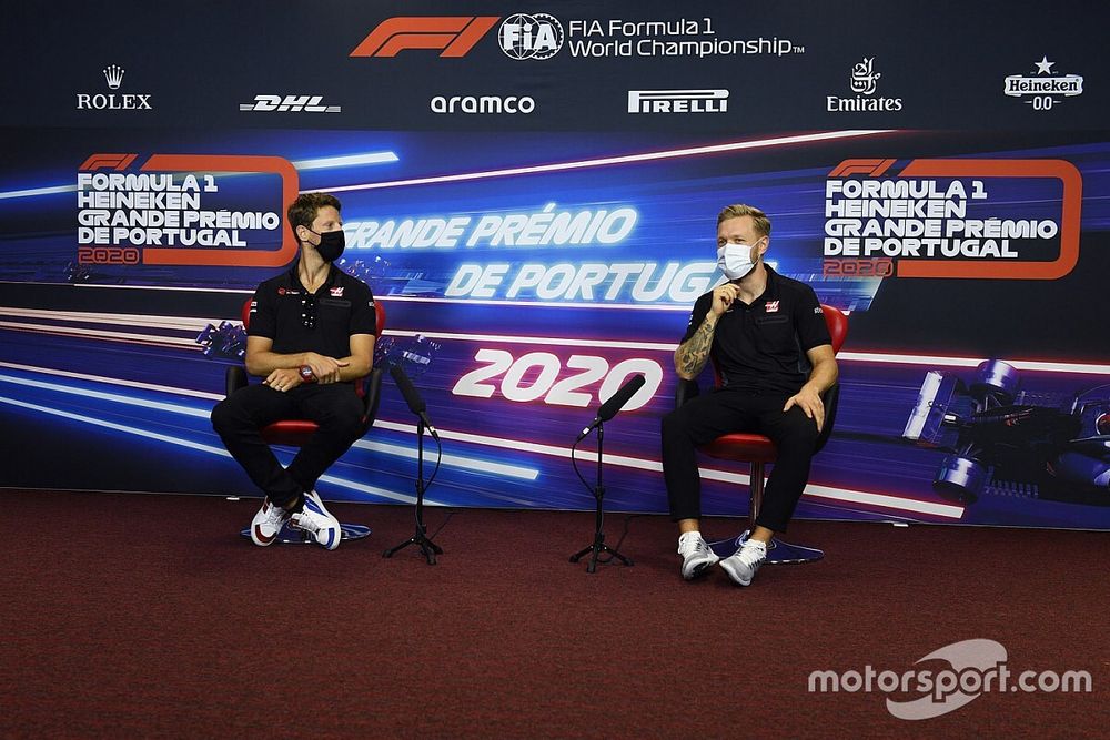 Romain Grosjean, Haas F1, Kevin Magnussen, Haas F1, en la conferencia de prensa