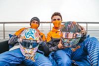 Norris et Sainz avec des casques spéciaux au Nürburgring