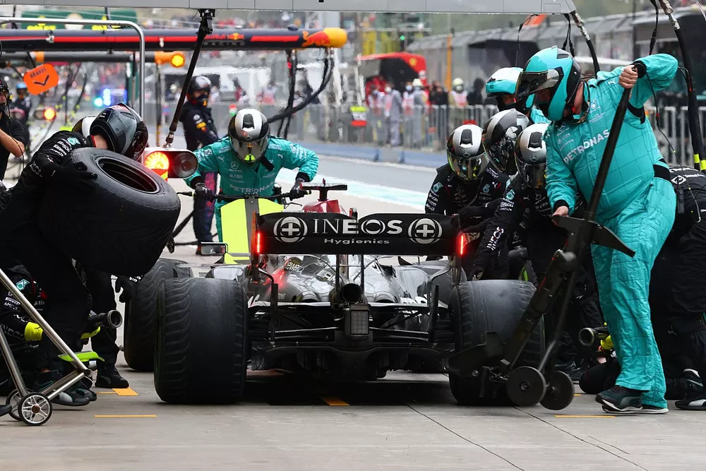 Lewis Hamilton, Mercedes W12, maakt een stop