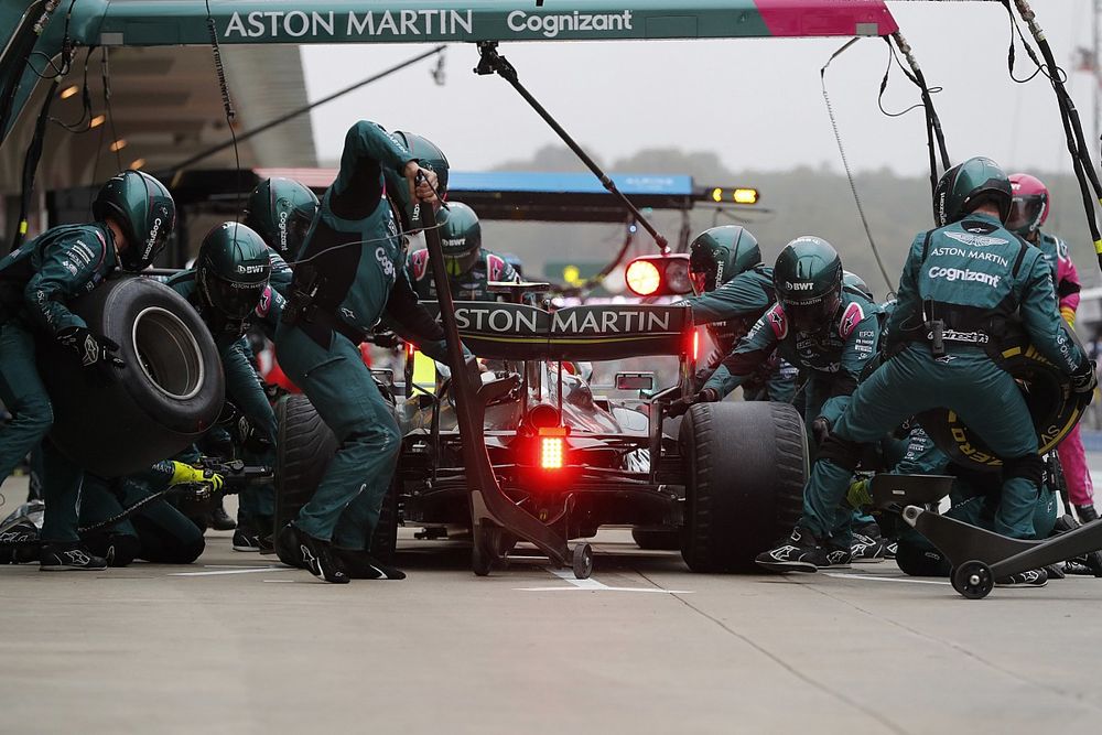 Sebastian Vettel, Aston Martin AMR21, dans les stands