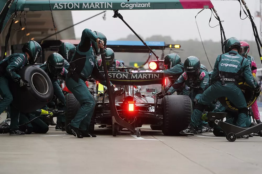Sebastian Vettel, Aston Martin AMR21, dans les stands
