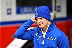 Mick Schumacher édesapja 30 évvel ezelőtti sisakfestésével áll rajthoz (kép)