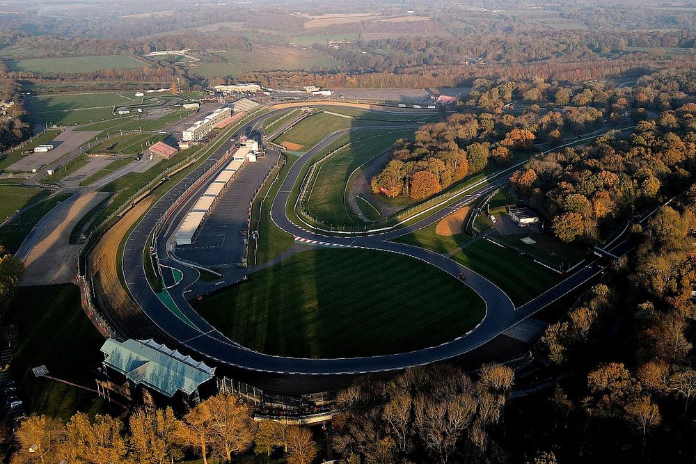 Marshal dies after crash at Brands Hatch