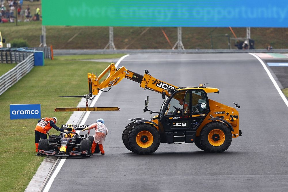 Marshals remove the damaged car of Sergio Perez, Red Bull Racing RB16B