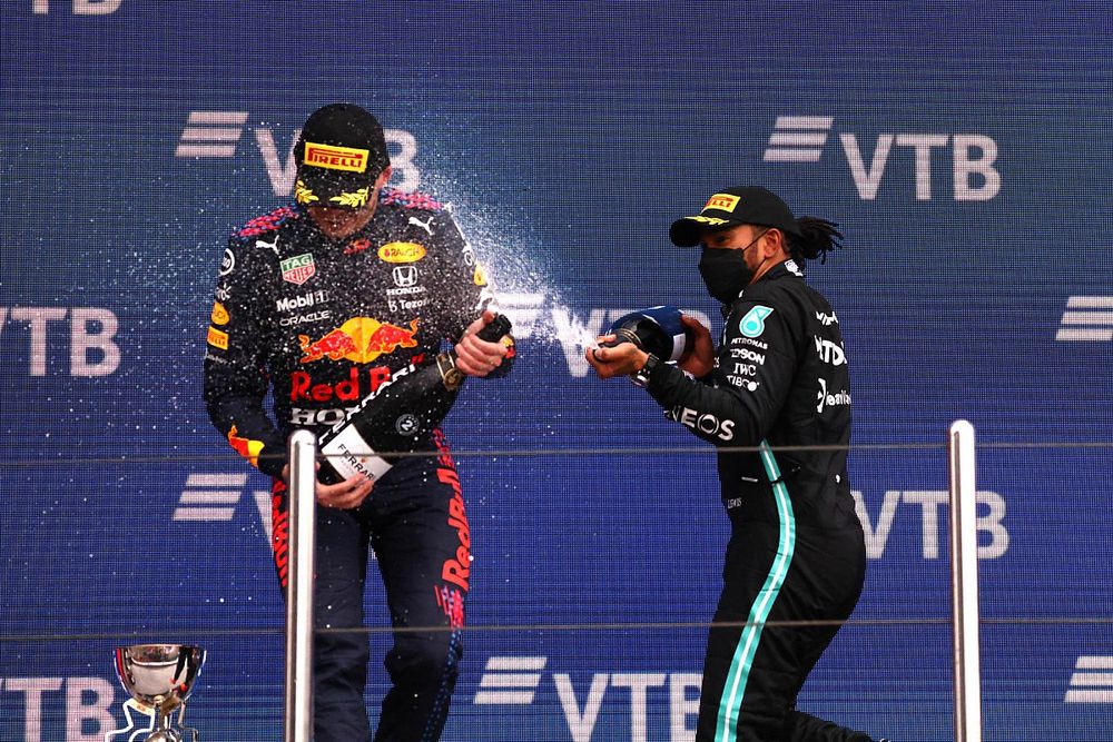 Podio: segundo lugar Max Verstappen, Red Bull Racing, ganador Lewis Hamilton, Mercedes