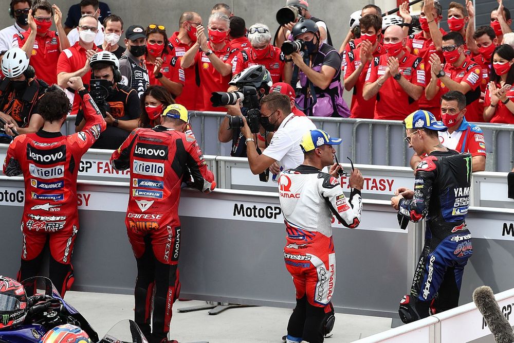 Fotos: Bagnaia tiñe Motorland de rojo con la pole 50 de Ducati en MotoGP