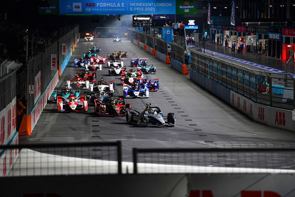 Stoffel Vandoorne, Mercedes-Benz EQ, EQ Silver Arrow 02, Oliver Rowland, Nissan e.Dams, Nissan IMO3, Alex Lynn, Mahindra Racing, M7Electro, the rest of the field at the start