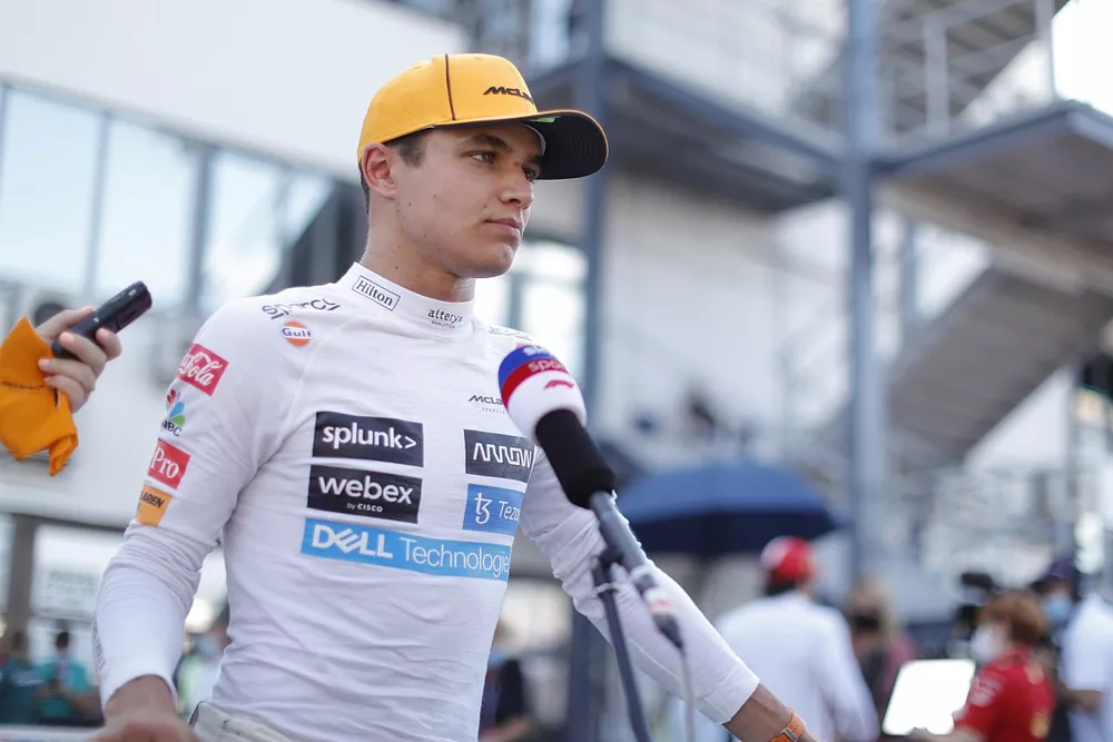 Lando Norris, McLaren, wordt ge&iuml;nterviewd na de kwalificatie