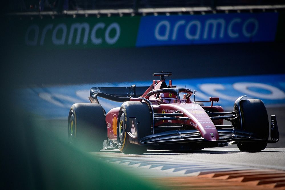 Leclerc laat Russell en Verstappen nipt achter zich tijdens VT3 F1 Zandvoort