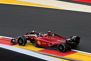 Leclerc spaart Ferrari na late pitstop: “Gat is frustrerender”