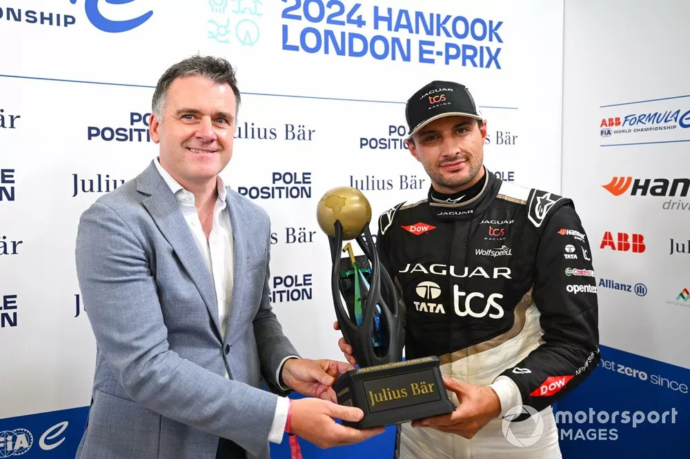 Alan Hooks, Head of Private Clients, Julius Baer International, awards Mitch Evans, Jaguar Racing , with the Julius Baer Pole Position Award