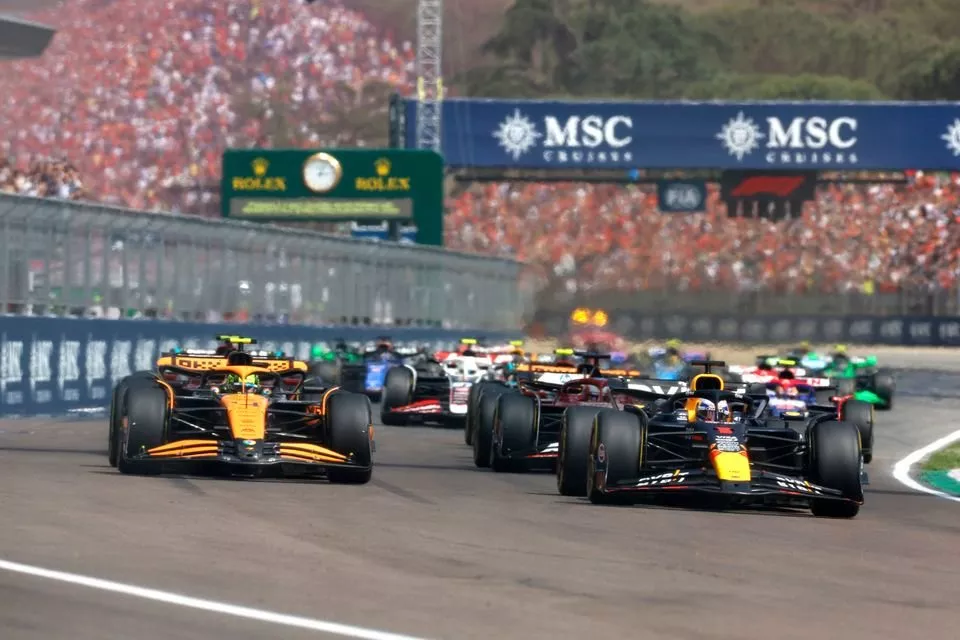 Max Verstappen, Red Bull Racing RB20, Lando Norris, McLaren MCL38, Charles Leclerc, Ferrari SF-24, Carlos Sainz, Ferrari SF-24, the rest of the field at the start