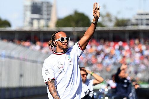 Hamilton se neg&oacute; a quitarse los pendientes pese a la prohibici&oacute;n de la FIA