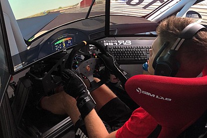 Van Buren wint felbetwiste simrace, Verstappen ontbreekt