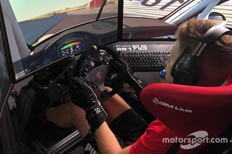 Van Buren wint felbetwiste simrace, Verstappen ontbreekt