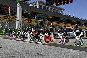 F1: Antes da corrida, 14 pilotos se ajoelham em protesto pelo fim do racismo