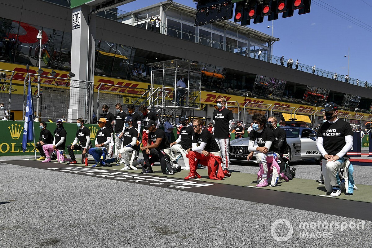 F1: Antes da corrida, 14 pilotos se ajoelham em protesto pelo fim do racismo