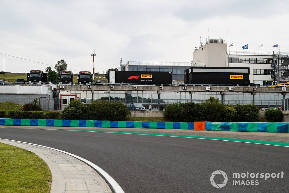 Les camions de Pirelli dans le paddock