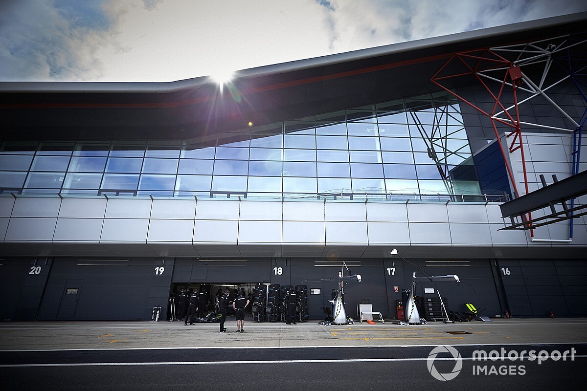 Hamilton már maszkban az F1-es teszten (kép, videó)