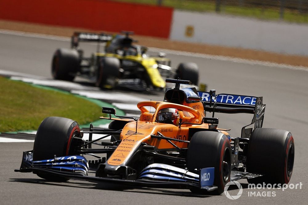 Carlos Sainz Jr., McLaren MCL35, Daniel Ricciardo, Renault F1 Team R.S.20 