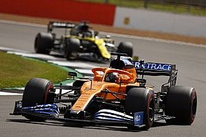 Videón, ahogy Sainz hirtelen eltűnik Ricciardo útjából a Brit Nagydíjon